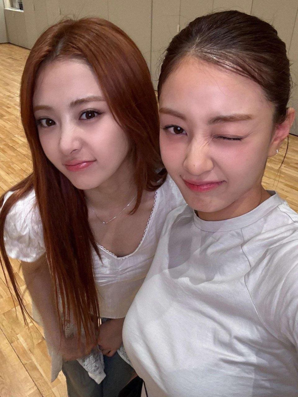 moDBNei9 YUNJIN & JIHYO Sluts Cumtribute 01.jpg